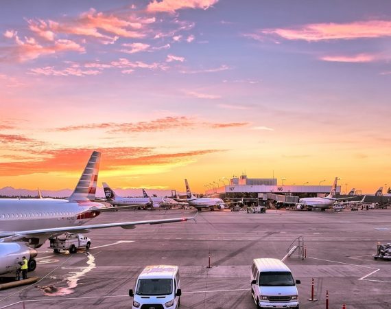 Fly holder i lufthavn i solnedgang
